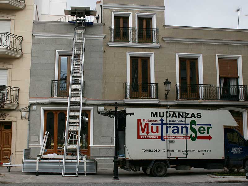 Elevador de muebles en fachada de Tomelloso.